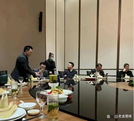 反手倒酒是什么样子
