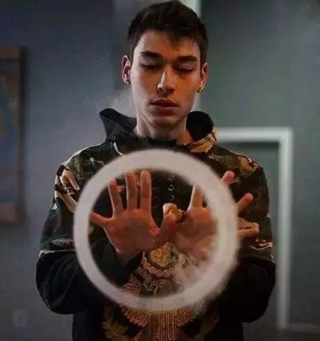 抽烟怎么吐烟圈