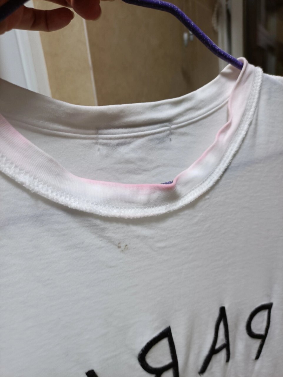 漂白衣服变红怎么去除