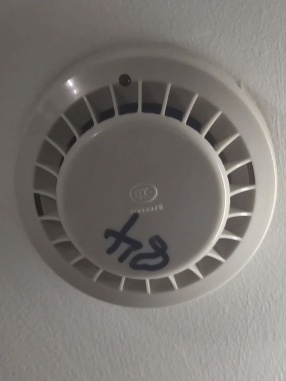 烟雾感应器的红灯是一闪一闪的吗